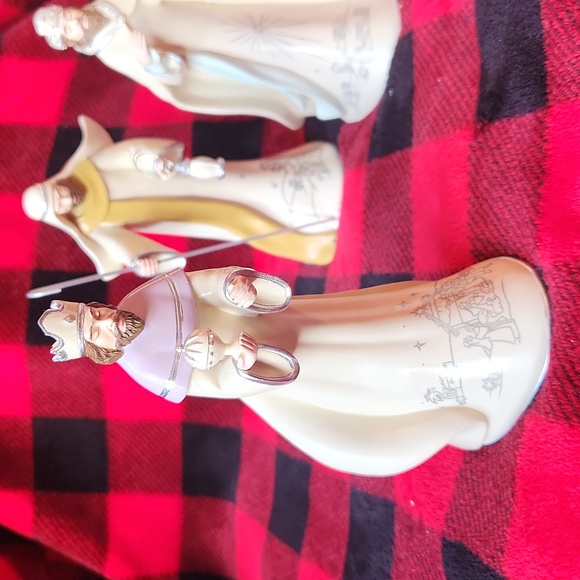 Hawthorne  Village, Christmas Holiday, Off-White Nativity Scene Set Decoration - Picture 4 of 16